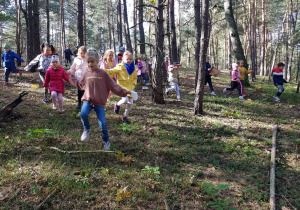 dzieci w lesie zbiegają z górki